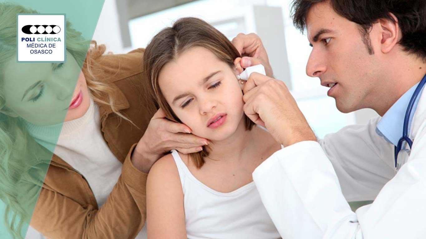 Criança com dor de ouvido sendo atendida por médico pediatra